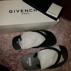 AUTH 💯✔Givenchy flip flops sz.40